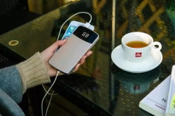 30分钟充满iPhoneXs？新机标配充电宝