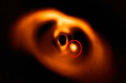 距离地球370光年新生行星，被科学家成功拍摄其诞生过程影像
