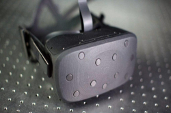 Oculus揭示HalfDome原型机支持变焦显示和140度视场角