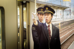 [摄影小教室]拍人该由上还由下拍摄？如果你希望让人“身历其境”，那么攻他中路才是最好选择