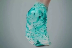 这是一双活着的鞋子 号称永远穿不坏 事实真相是……