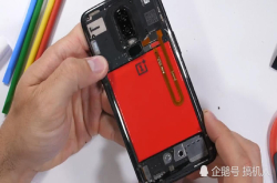 给老外跪了将一加手机6改装成个性十足的全透明版