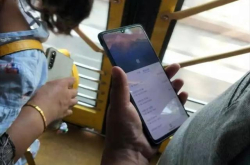 Mate20标准版真机上手照曝光 浴霸三摄+水滴 约不约？
