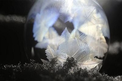 【瞬间之华丽】晶莹雪花在肥皂泡上跳舞