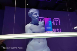 OPPOR17真机上手体验：光感屏幕指纹＋水滴屏价格3499元
