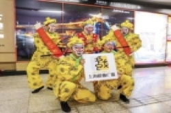 放下手机听一段好声音 上海广播主持人亮相地铁站