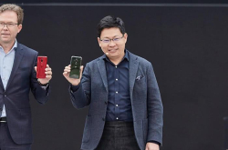 华为余承东解释100亿美元价值的新技术：荣耀新机带你天上飞