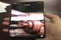 Mate20标准版真机上手 果然美人尖屏 果然非浴霸不能