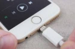 寨厂给力！轻松转换接头让iPhone8支援快充