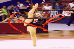 乌克兰艺术体操舞蹈家现白斩鸡好身材身形比例令观众羡慕