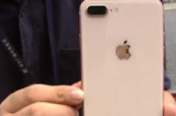 iPhone8十连爆美国再现两例面板开裂