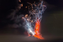 翻滚吧火山云！智利摄影师一机三镜追逐电光