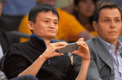 看看马云使用的手机 不同场合都不一样 网友：有钱人就用华为