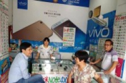 尴尬！雷军下乡去手机店调研背景板全是OV宣传语！