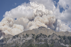 这些肮脏雷暴充斥着天空 就像火山爆发一样