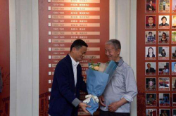 今天 马云回母校领奖 还说了这么一段话