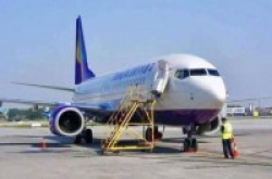 “任性”旅客飞机上玩手机被郑州机场警方依法拘留