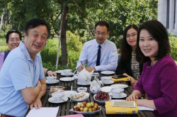中兴的侯为贵自带电饭煲 华为的任正非在阳台做饭
