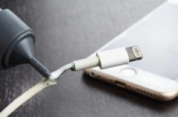 这支胶水能修复数据线省下的钱换个新iPhone
