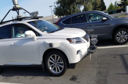 民众目击苹果用于测试自动驾驶的LexusRX450h白色休旅车