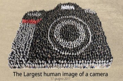 Nikon百周年纪念活动浪接浪，逾1,000人拼相机图案破世界纪录！