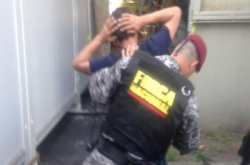 【自投罗网】抢奥运摄记32万器材之笨贼终被捕，摄影背心成破案关键！