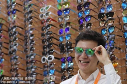 戴上太阳眼镜就头晕？可能是光透射比有问题