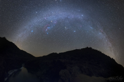 色彩斑斓的星云在夜空中点缀著美丽夜空