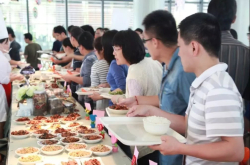 凭什么拿华为阿里的食堂更富士康的比？