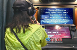 戴上眼镜与书中的恐龙互动少图互动阅读体验室启用