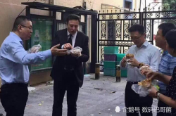 科技大佬也爱平民美食：马斯克吃煎饼刘强东爱米线马云吃泡面有腔调