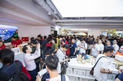 小米之家落地香港旺角 香港民众排起长龙 小米6X是主角