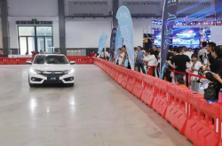 无人驾驶、OculusVR、智能试衣镜 高新技术亮相2018数博会