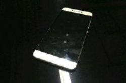 改用双玻璃覆盖设计，配备高通S820的乐视手机2曝光