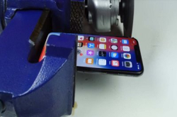 【有片】YouTuber 讨厌 iPhone X 有“M 字额”，索性用磨机“分体”！
