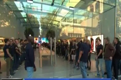 库克现身苹果零售店欢迎首批顾客：现场掌声雷动