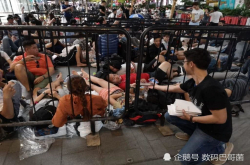 华为在苹果商店门口送充电宝、果汁还搬来一只大沙发