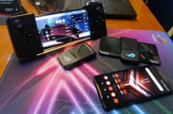 【Computex2018】手掣、双屏幕、插LAN线打手游ASUSROGPHONE配件大检阅