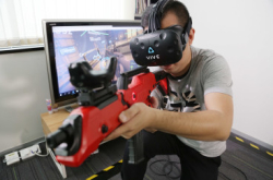 “临场感大提升！”马田试玩HTCVIVE新配件