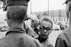 跨越二战至越战，美国女战地摄影师逝世50周年！