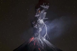 【努力成果】拍摄同一火山 15 年、逾 30 万照片，摄影师终凭一张精彩作品获奖