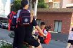 这是演杂技？一辆共享单车载4人 摩拜回应