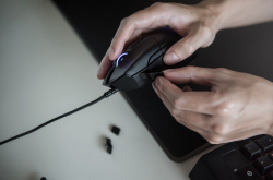RazerBasilisk搭载全新拇指推按键快速切换鼠标游标移动速度