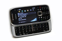 纤薄侧滑QWERTY键盘：NokiaE75试用报告