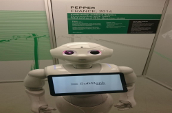 英国议会传召首位非人类证人-机器人Pepper引发轰动