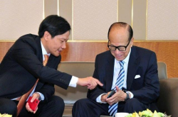 马云新手机曝光：又换了个苹果？造型太独特 引得网友猜疑