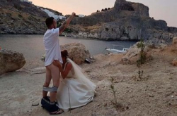 【呃like累街坊】英国夫妇修道院前影“疑似”口交婚照，院方禁止再有外国旅客到场结婚