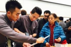 首位用户五旬老太朝悦AppleStore零售店开业