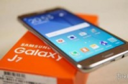 三星手机GalaxyJ7在飞机上冒烟起火灭火器也没有用？