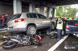 在天桥底下避雨真的安全？